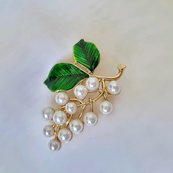 Cluster of Pearl Grapes Brooch Pin NWT - Picture 4 of 4